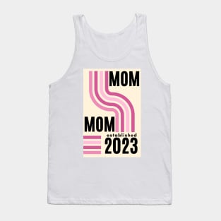 mom established 2023, new mom, mom to be pink girl gender reveal, baby shower retro style Tank Top